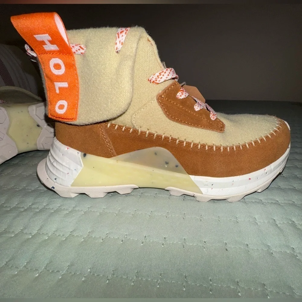 Holo Quorra Boots. Sand color with Orange Accents. Size 6.5 women’s NWT